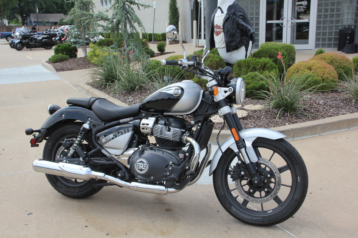 2024 Royal Enfield Super Meteor 650 - Photo 4