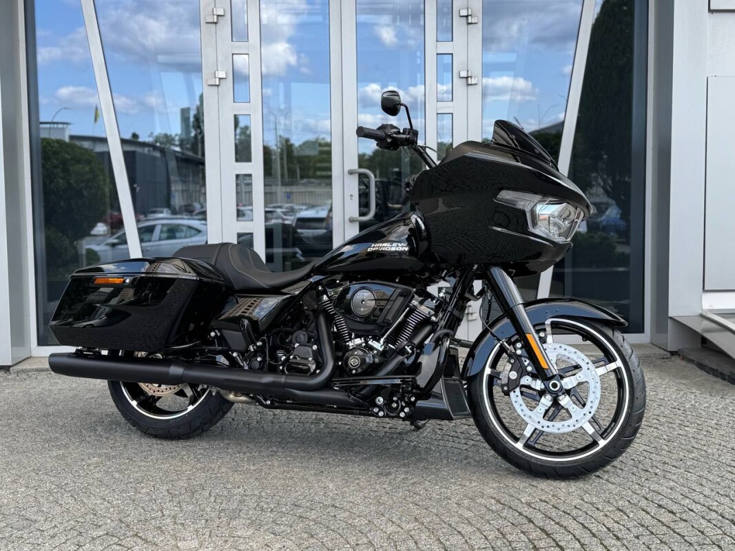 2025 Harley-Davidson® Road Glide™ Vivid Black - Black Finish