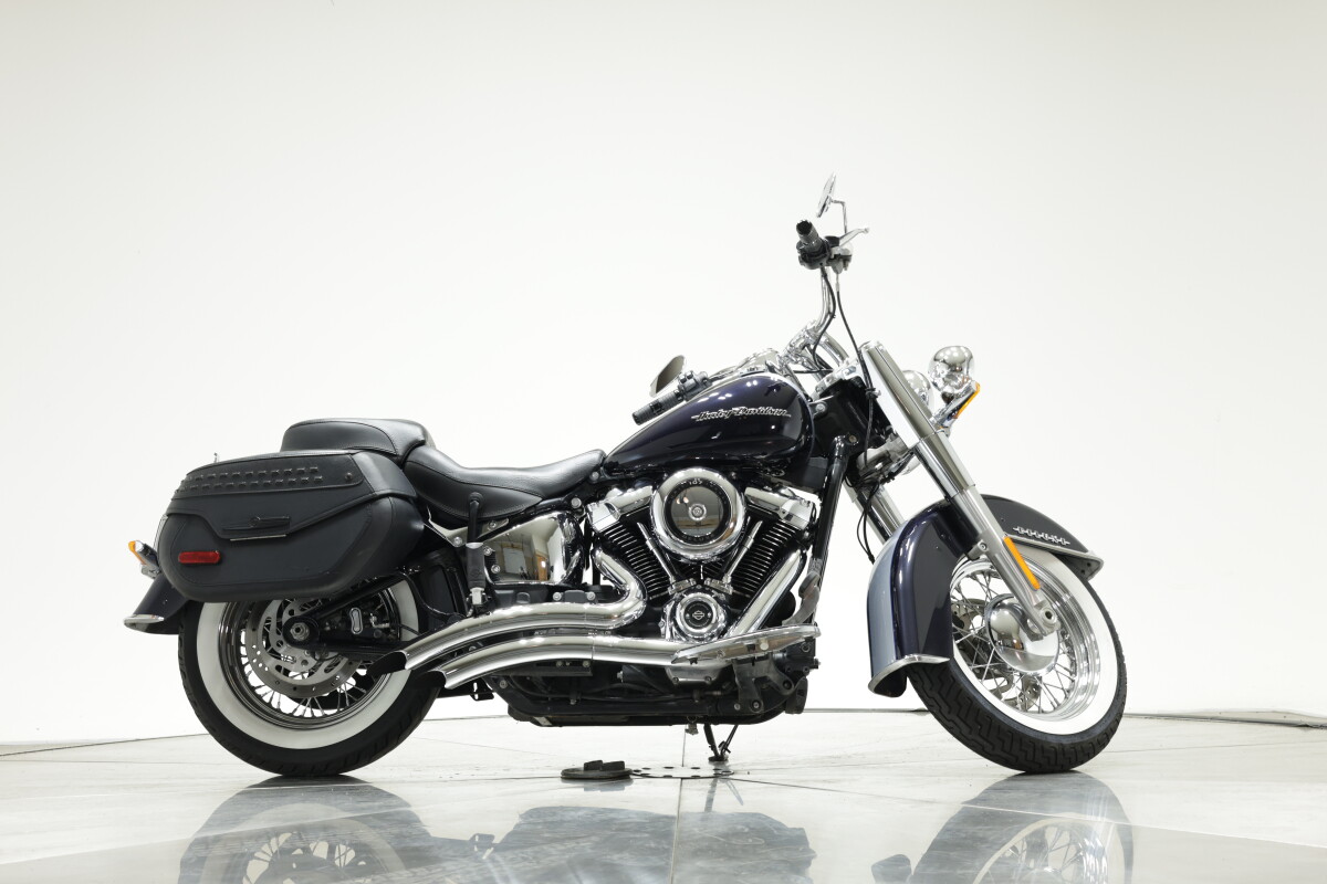 2019 Harley-Davidson FLDE Deluxe in Midnight Blue and Barracuda Silver with 7753 miles