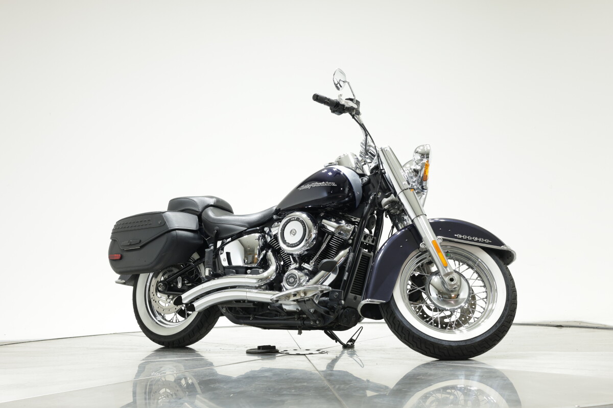 2019 Harley-Davidson FLDE Deluxe in Midnight Blue and Barracuda Silver with 7753 miles - Photo 4