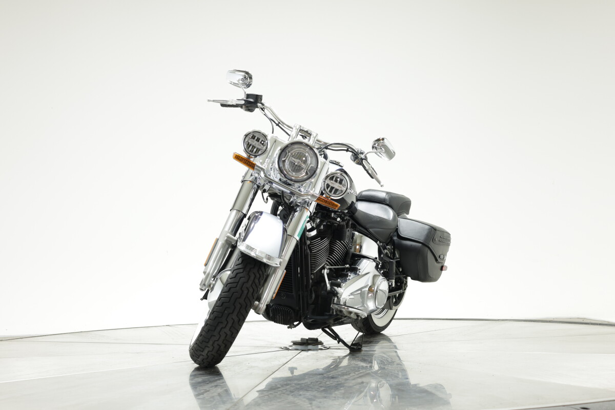 2019 Harley-Davidson FLDE Deluxe in Midnight Blue and Barracuda Silver with 7753 miles - Photo 8