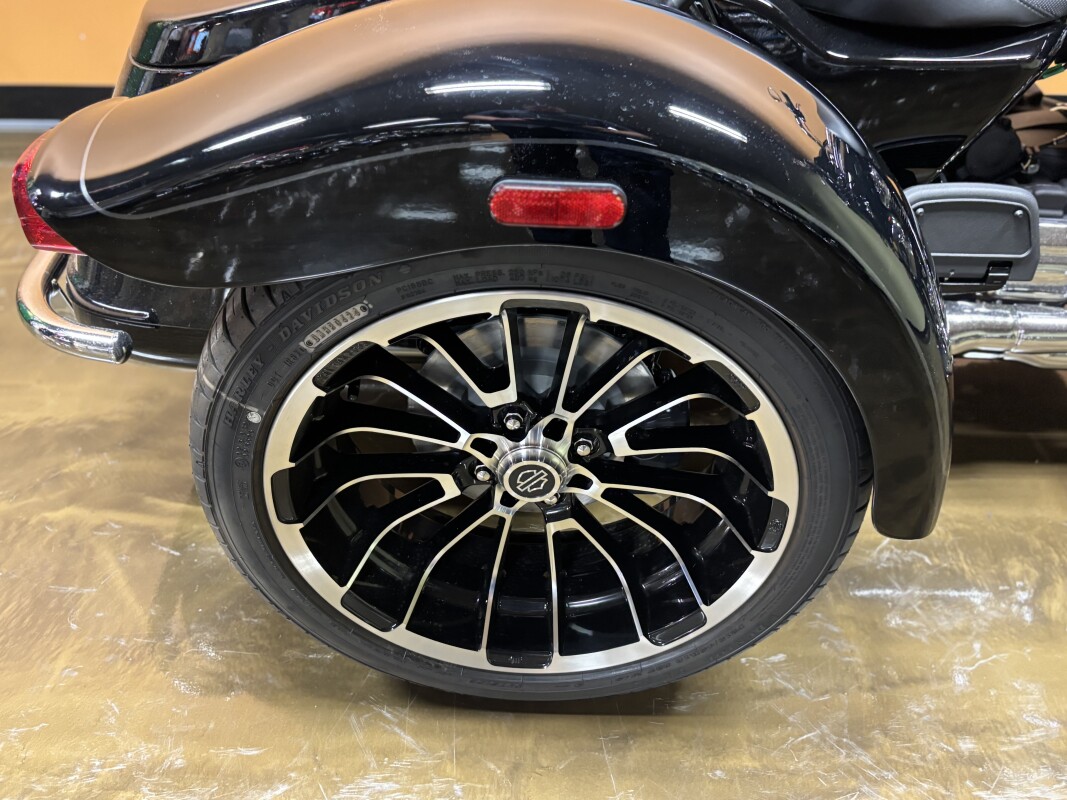 FLTRT 2025 Road Glide 3 - Photo 10