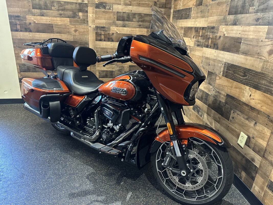 2023 Harley-Davidson CVO Street Glide Whiskey Neat w/Raven Metallic FLHXSE - Photo 3