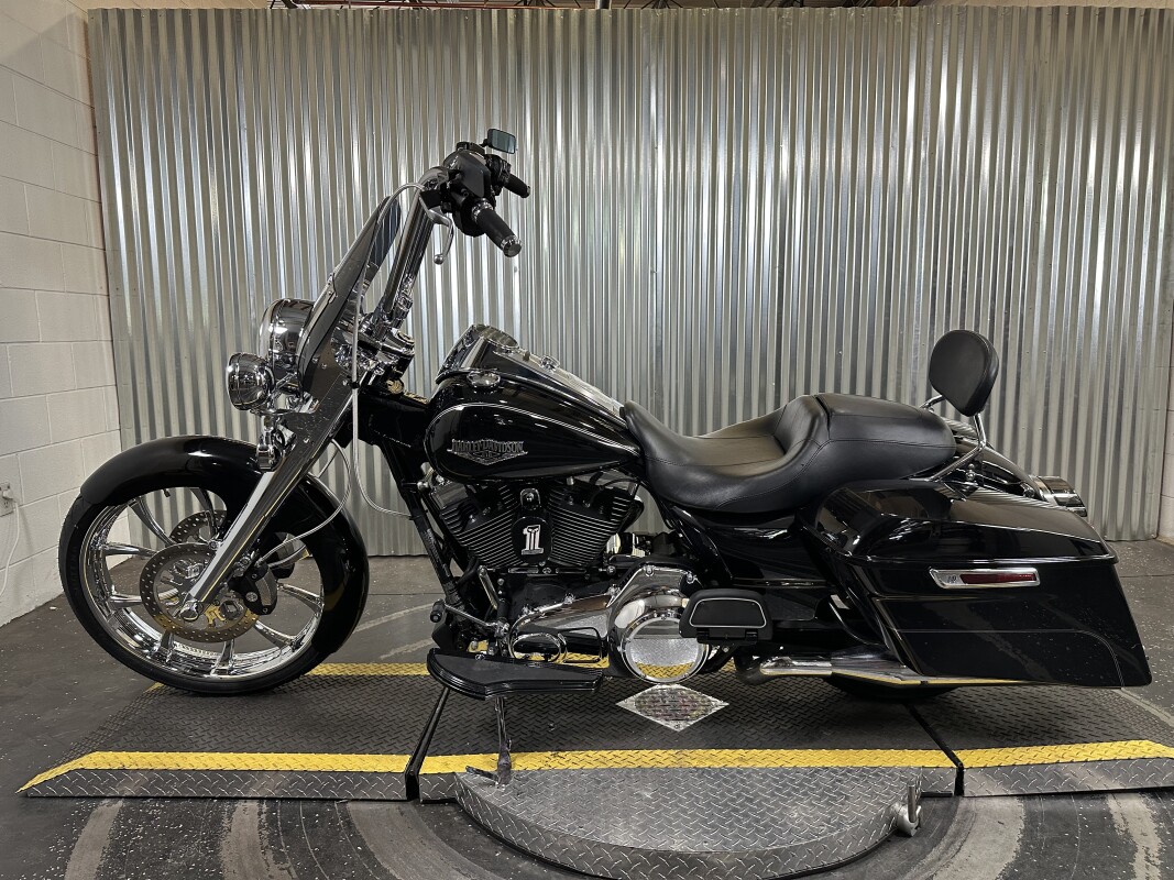 2016 Harley-Davidson Road King Vivid Black - Photo 4