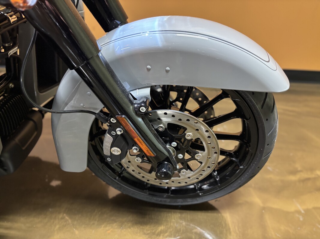 FLHTCUTG 2025 Tri Glide® Ultra, photo 14