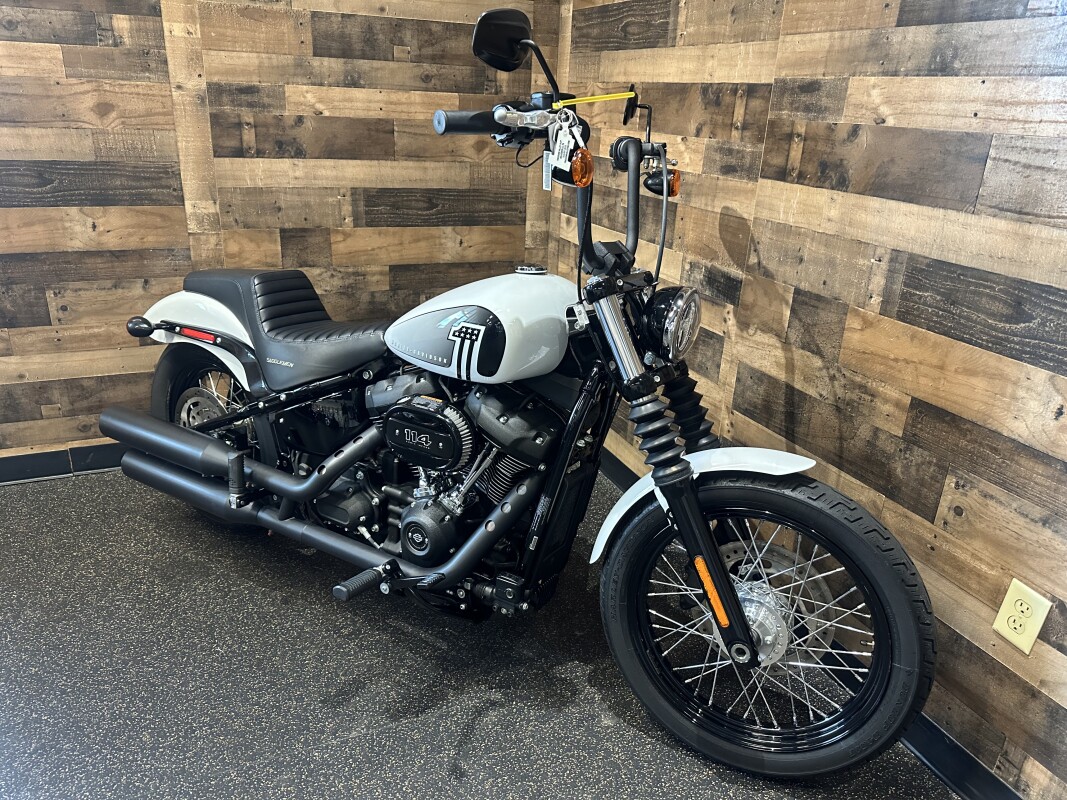 2021 Harley-Davidson Street Bob 114 Stone Washed White Pearl FXBBS - Photo 9