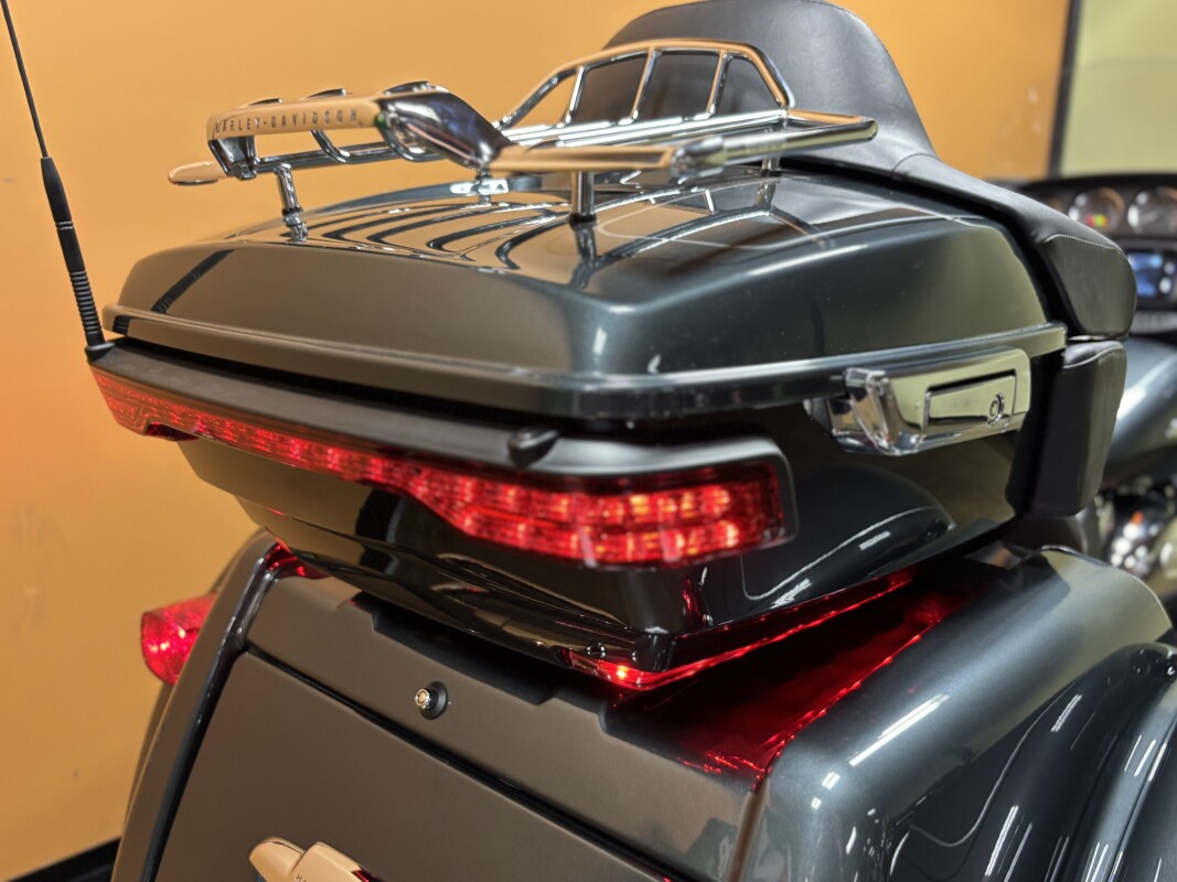 FLHTCUTG 2025 Tri Glide Ultra - Photo 9