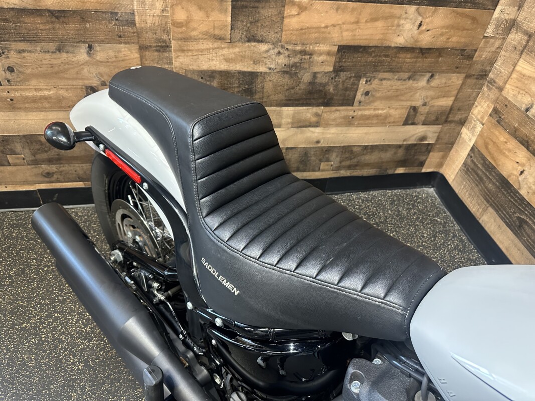 2021 Harley-Davidson Street Bob 114 Stone Washed White Pearl FXBBS - Photo 2