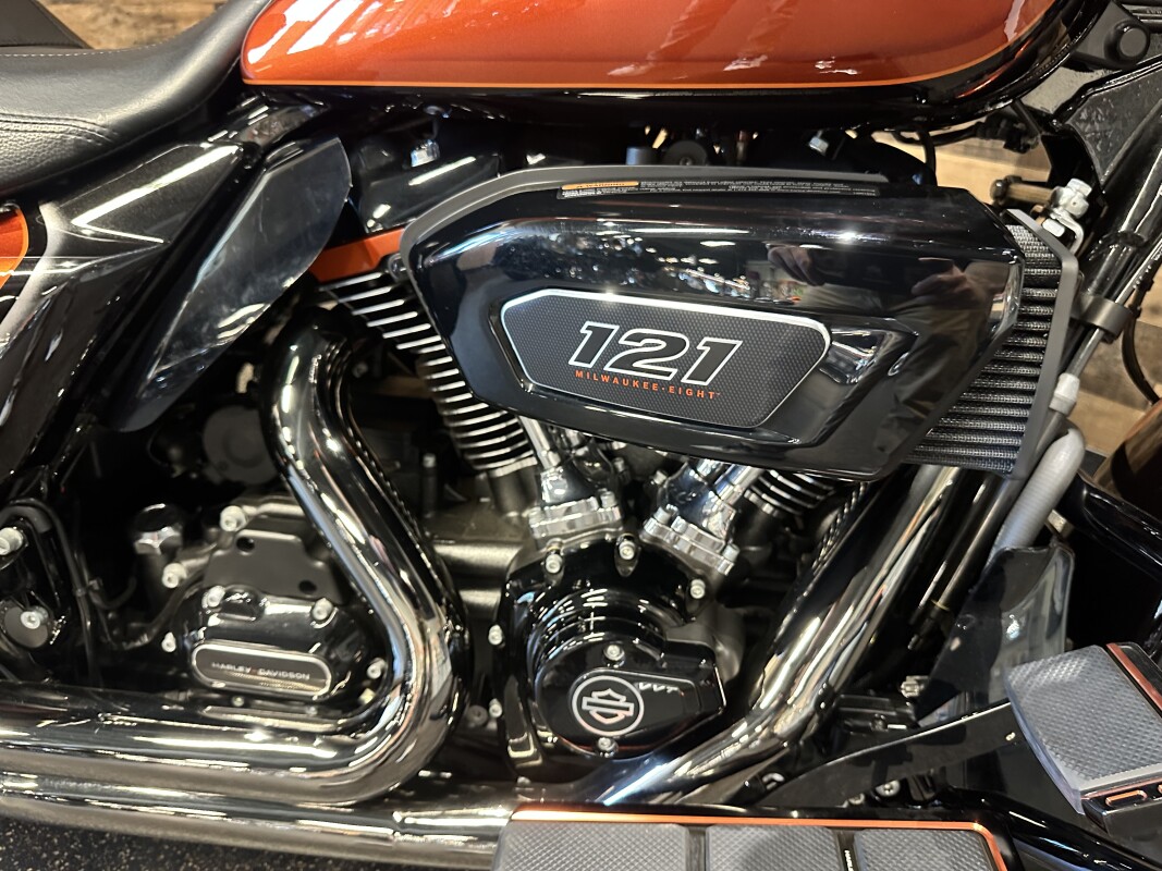2023 Harley-Davidson CVO Street Glide Whiskey Neat w/Raven Metallic FLHXSE - Photo 6