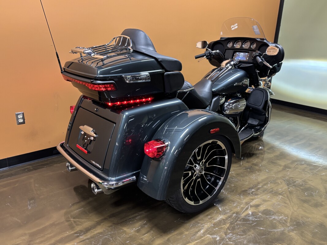 FLHTCUTG 2025 Tri Glide Ultra - Photo 3
