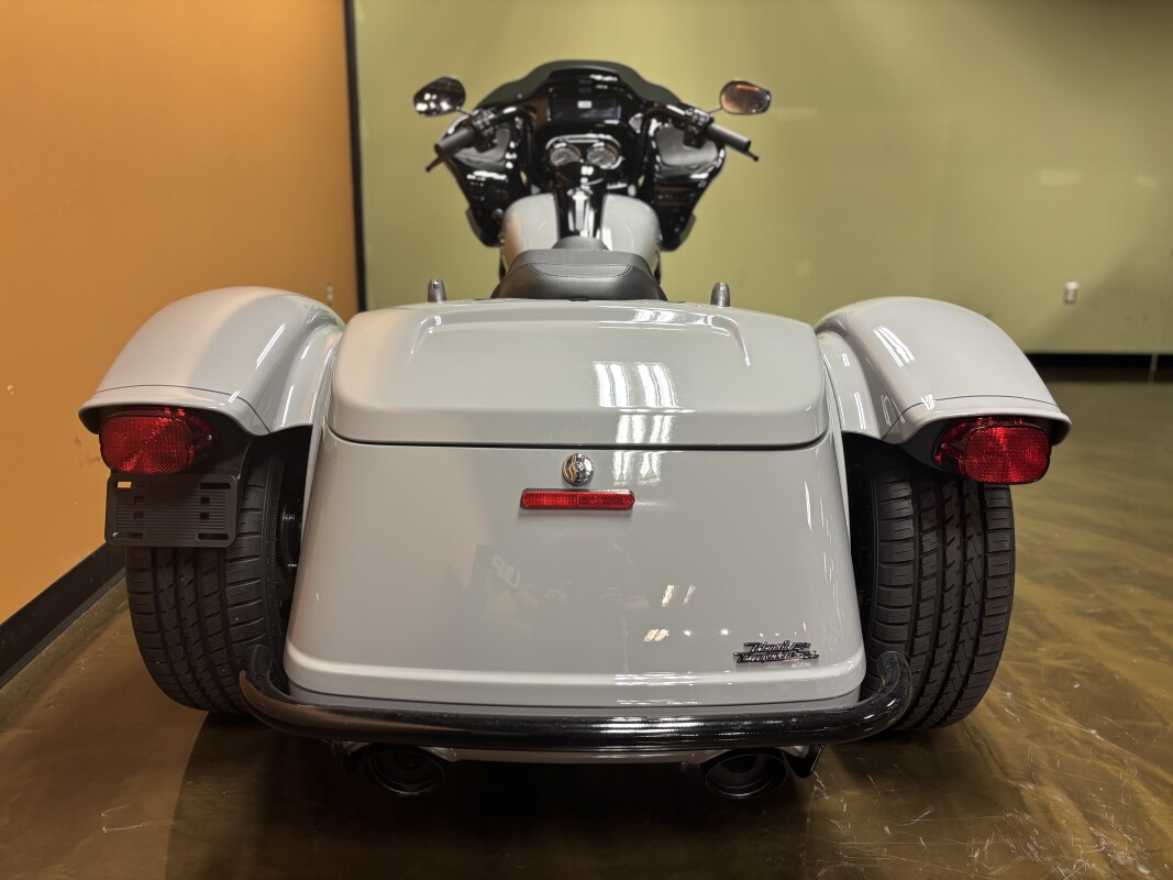 FLTRT 2025 Road Glide 3 - Photo 9