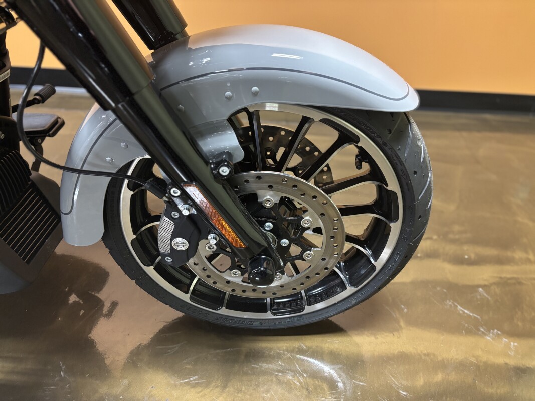 FLTRT 2025 Road Glide 3 - Photo 10