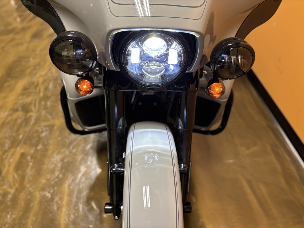 FLHTCUTG 2025 Tri Glide Ultra - Photo 8
