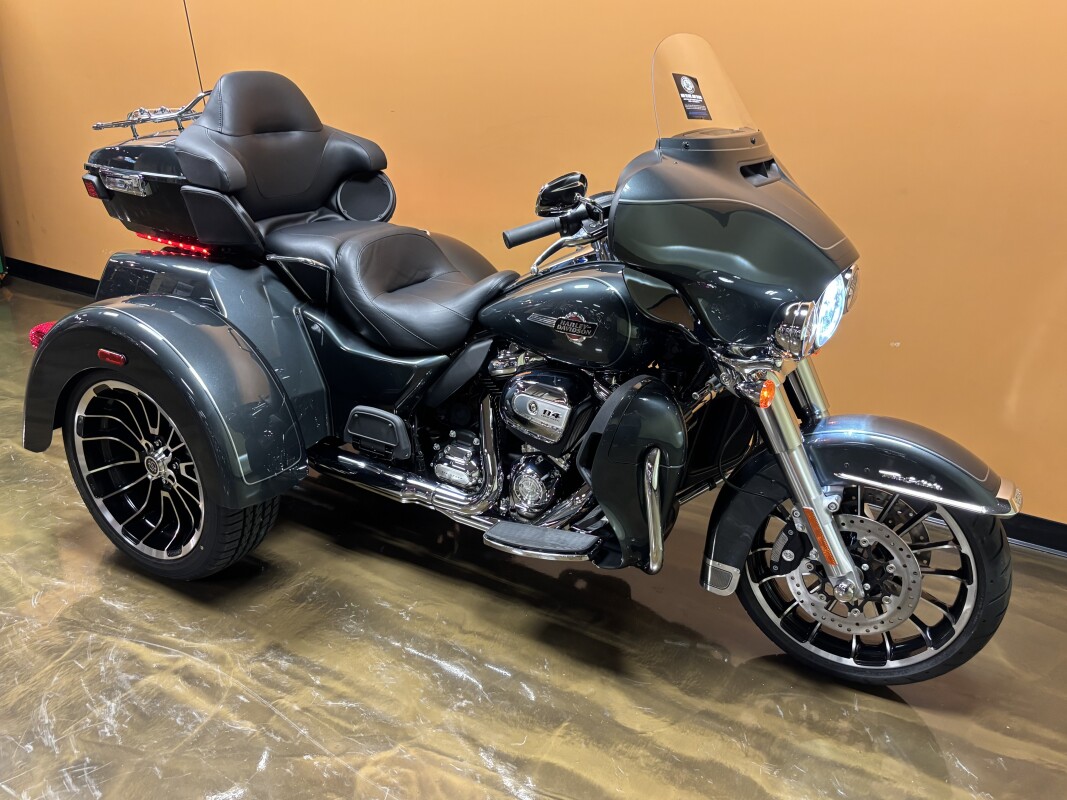 FLHTCUTG 2025 Tri Glide Ultra - Photo 2