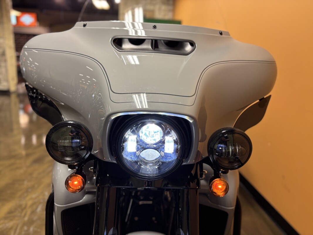 FLHTCUTG 2025 Tri Glide Ultra - Photo 7