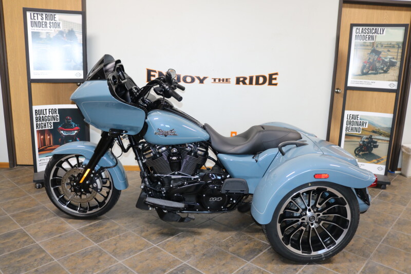 2024 Harley-Davidson® Road Glide® 3 Sharkskin Blue - Black Finish