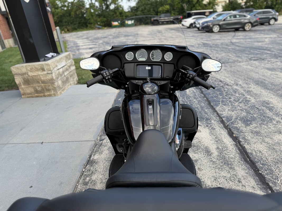 2025 Harley-Davidson Tri Glide Ultra FLHTCUTG VIVID BLACK - Photo 5