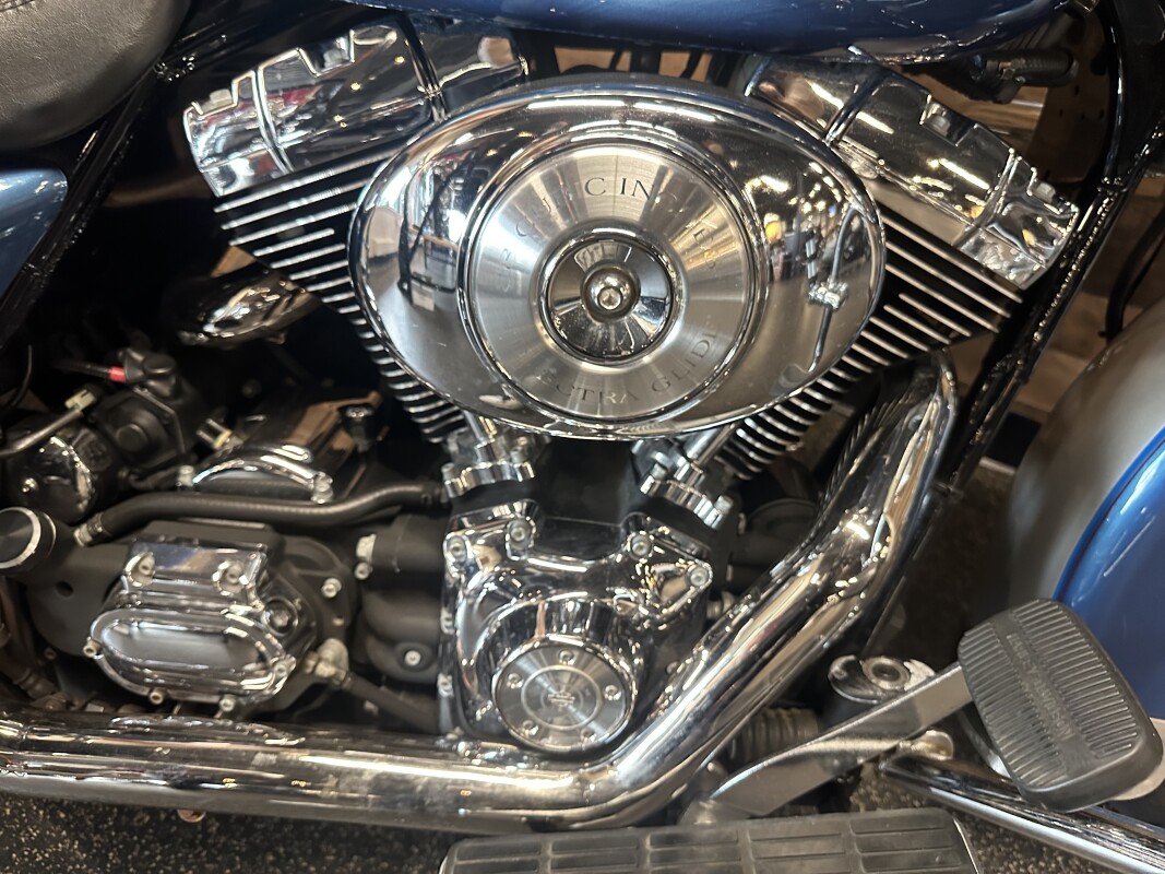 2005 Harley-Davidson Electra Glide Classic Chopper Blue Pearl and Brilliant Silver Pearl FLHTC - Photo 9