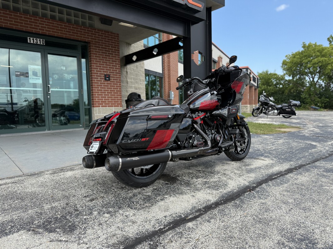 2025 Harley-Davidson Road Glide CVO ST HOT LAP - Photo 3