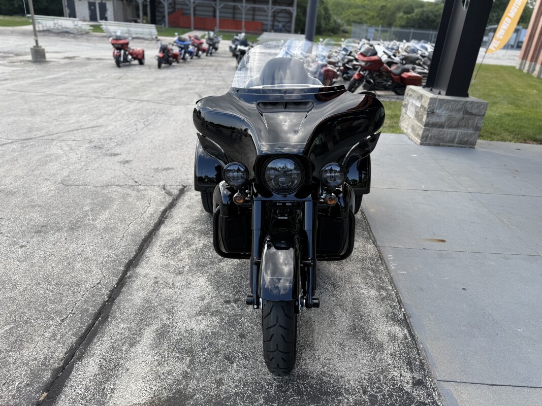 2025 Harley-Davidson Tri Glide Ultra FLHTCUTG VIVID BLACK - Photo 8