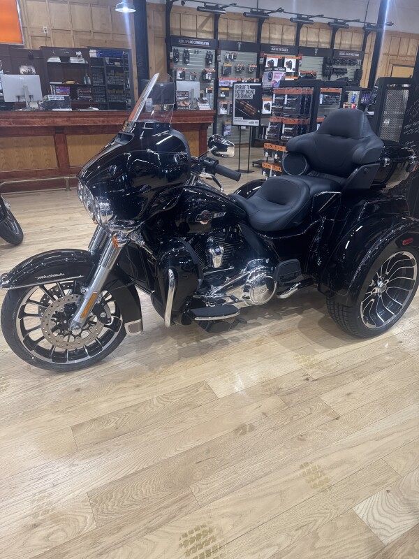 FLHTCUTG 2025 Tri Glide Ultra - Photo 2