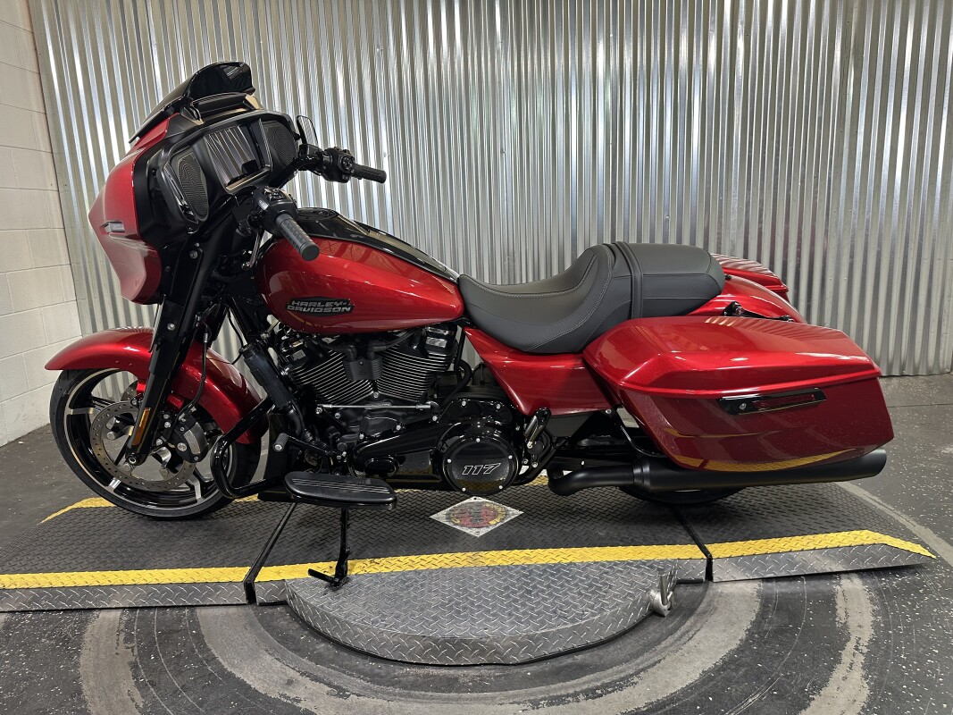 2025 Harley-Davidson Street Glide Brilliant Red - Black Finish - Photo 5