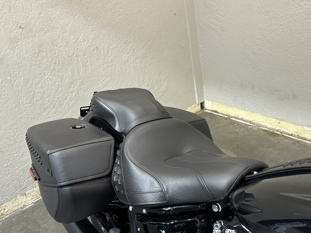 Harley-Davidson Heritage Classic 2025 FLHC 84633807 VIVID BLACK W/ PINSTRIPE - Photo 8