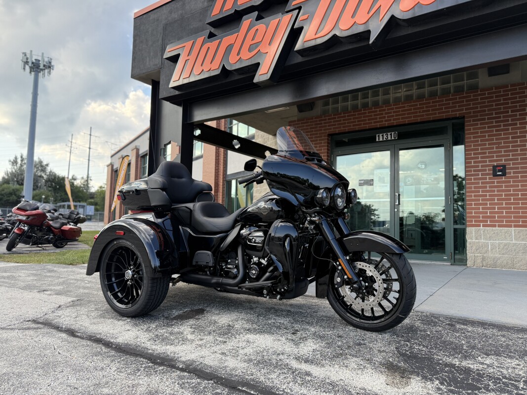 2025 Harley-Davidson Tri Glide Ultra FLHTCUTG VIVID BLACK - Photo 2