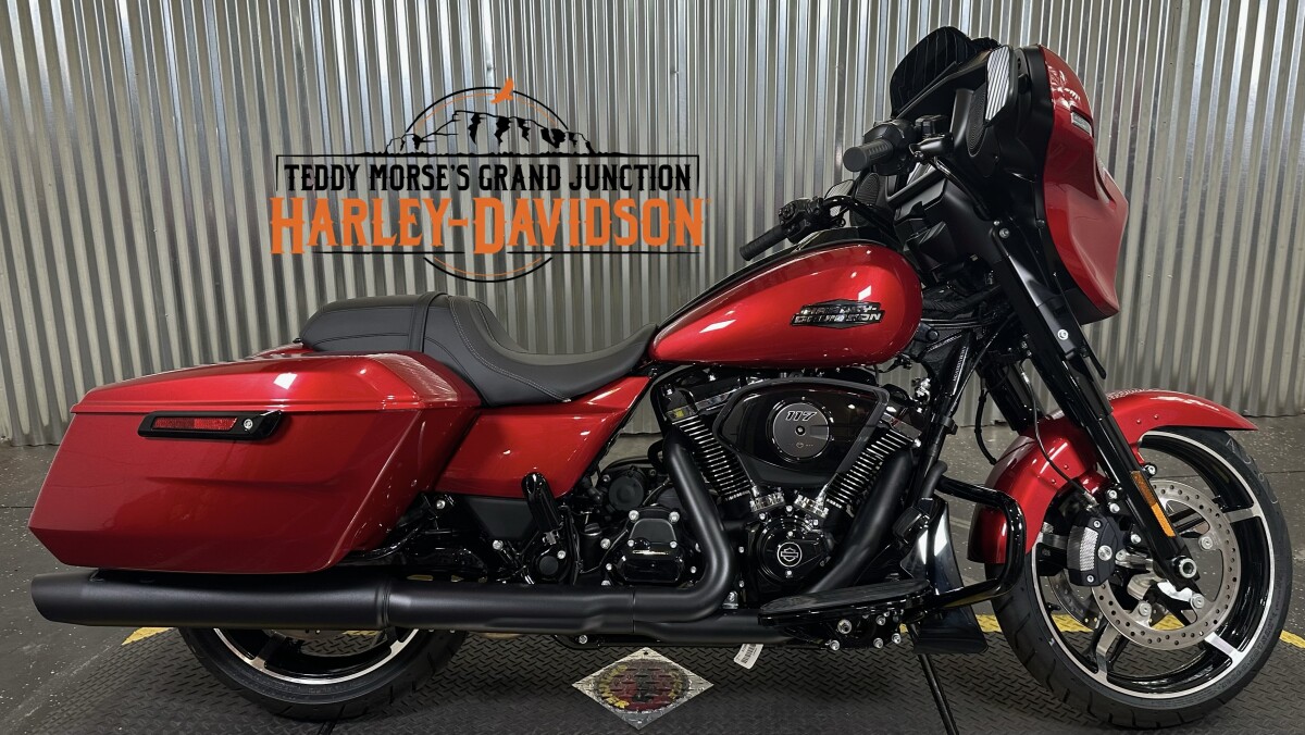 2025 Harley-Davidson Street Glide Brilliant Red - Black Finish