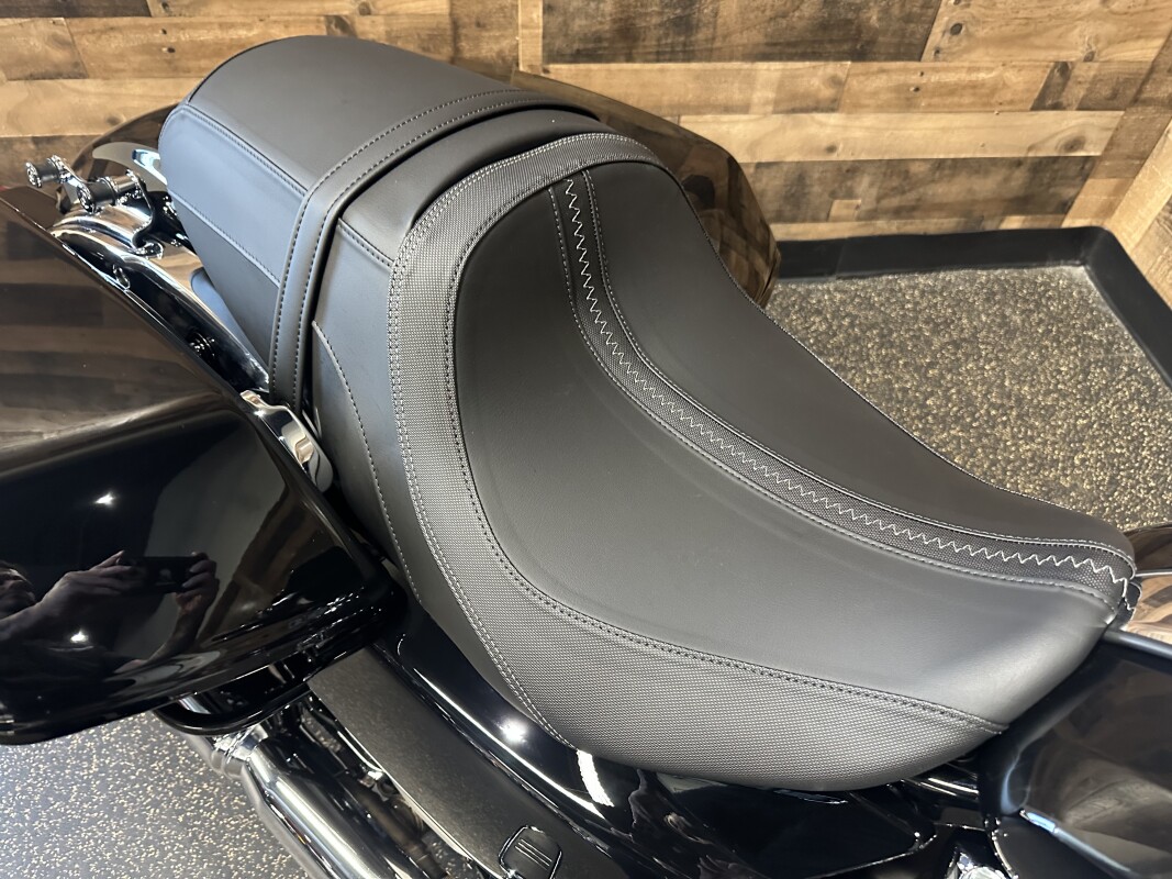 2025 Harley-Davidson Street Glide Vivid Black FLHX - Photo 6