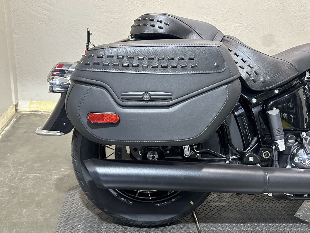 Harley-Davidson Heritage Classic 2025 FLHC 84633807 VIVID BLACK W/ PINSTRIPE - Photo 9