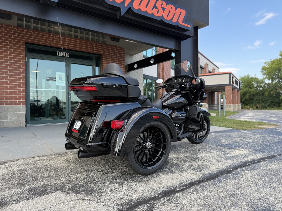 2025 Harley-Davidson Tri Glide Ultra FLHTCUTG VIVID BLACK - Photo 3