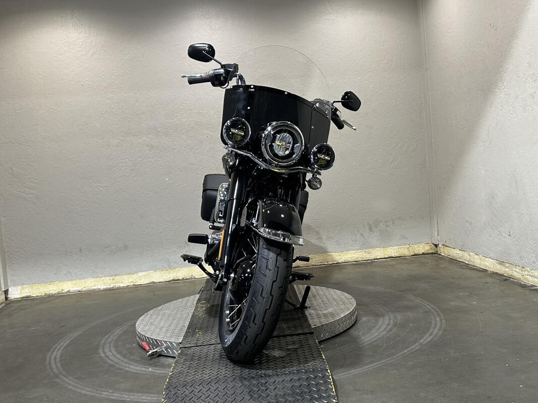 Harley-Davidson Heritage Classic 2025 FLHC 84633807 VIVID BLACK W/ PINSTRIPE - Photo 3