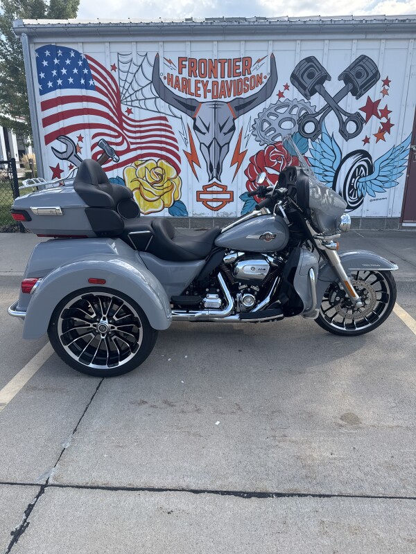 FLHTCUTG 2025 Tri Glide Ultra
