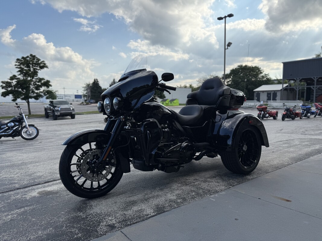 2025 Harley-Davidson Tri Glide Ultra FLHTCUTG VIVID BLACK - Photo 7