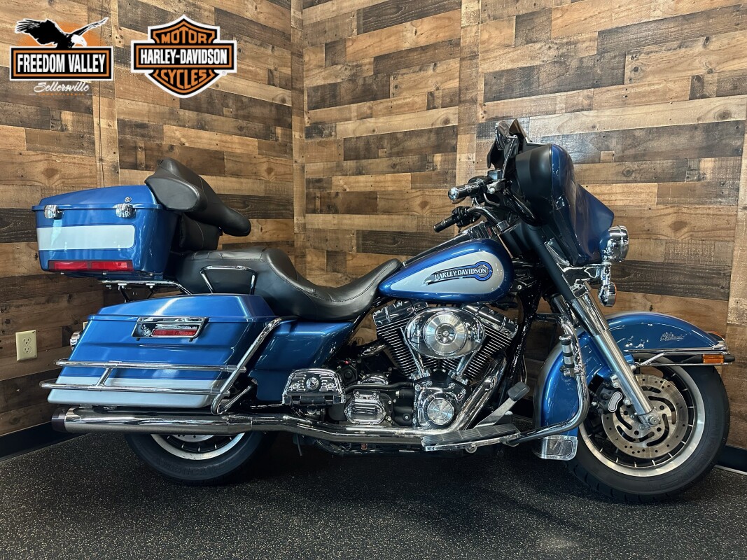 2005 Harley-Davidson Electra Glide Classic Chopper Blue Pearl and Brilliant Silver Pearl FLHTC