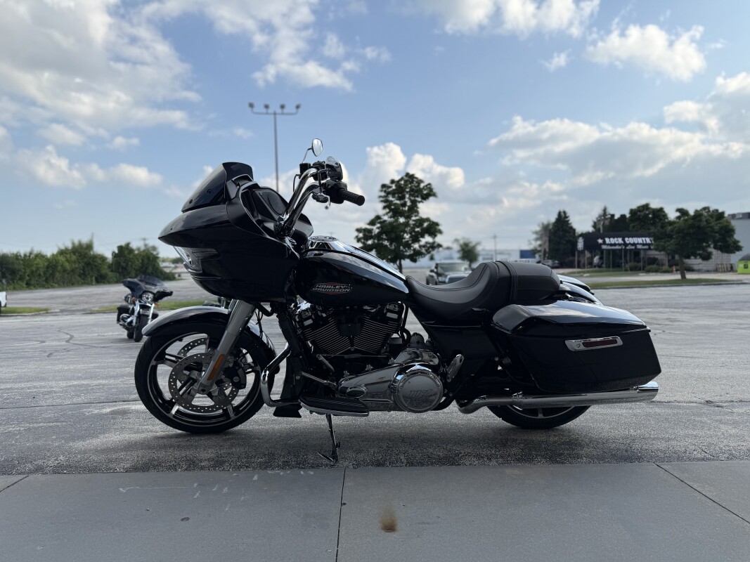2025 Harley-Davidson Road Glide FLTRX VIVID BLACK - Photo 6