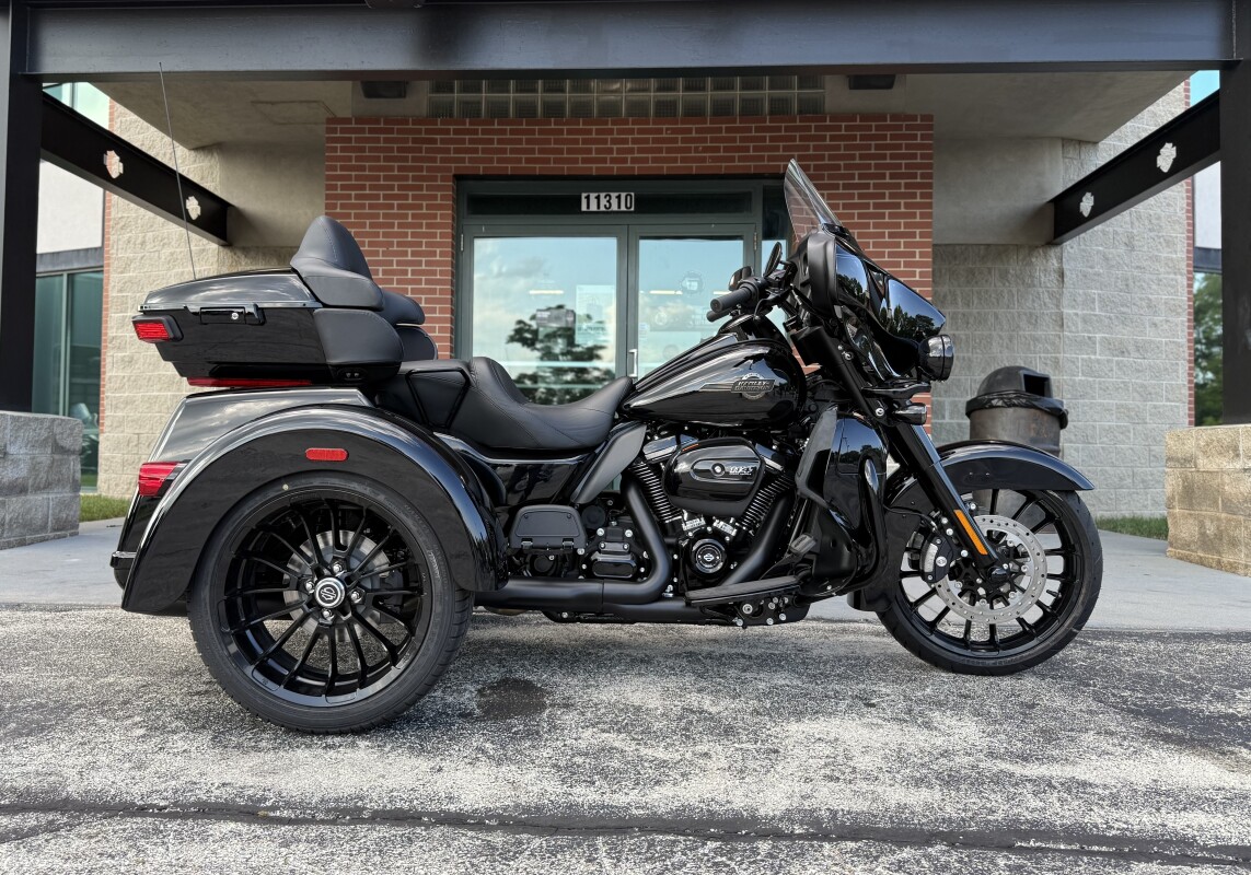 2025 Harley-Davidson Tri Glide Ultra FLHTCUTG VIVID BLACK