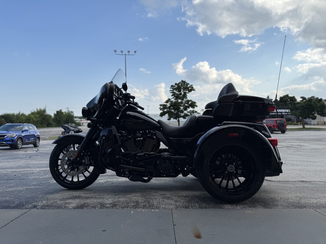 2025 Harley-Davidson Tri Glide Ultra FLHTCUTG VIVID BLACK - Photo 6