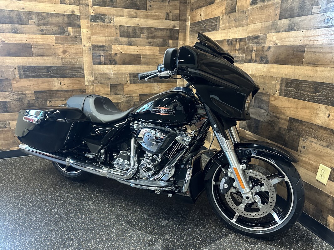 2025 Harley-Davidson Street Glide Vivid Black FLHX - Photo 2