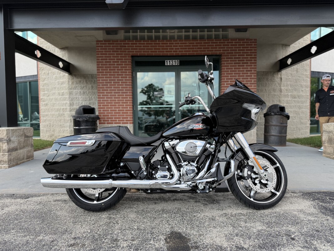 2025 Harley-Davidson Road Glide FLTRX VIVID BLACK