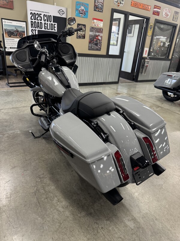 2025 Harley-Davidson Road Glide FLTRX - Photo 10
