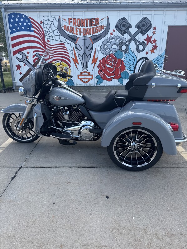 FLHTCUTG 2025 Tri Glide Ultra - Photo 3