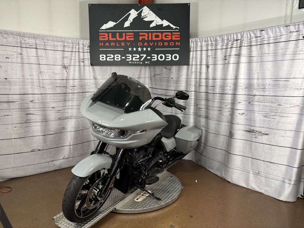 2025 Harley-Davidson Road Glide - Photo 4