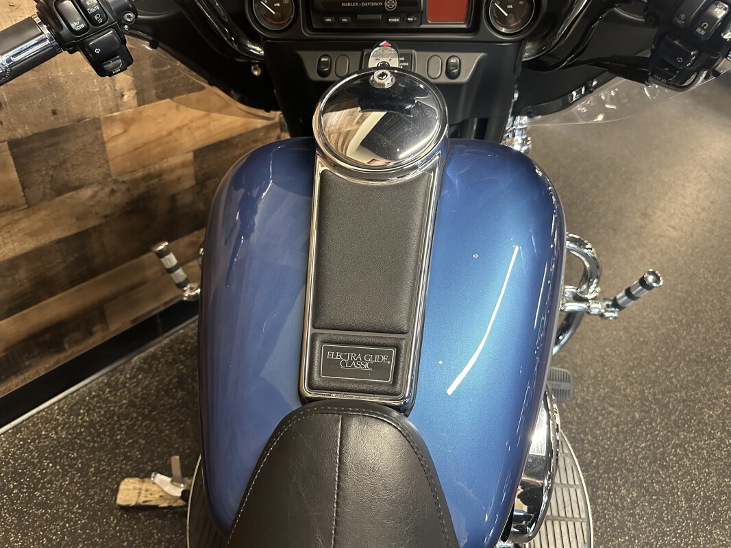 2005 Harley-Davidson Electra Glide Classic Chopper Blue Pearl and Brilliant Silver Pearl FLHTC - Photo 5