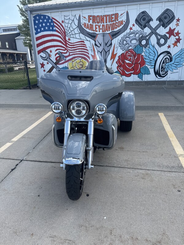 FLHTCUTG 2025 Tri Glide Ultra - Photo 2