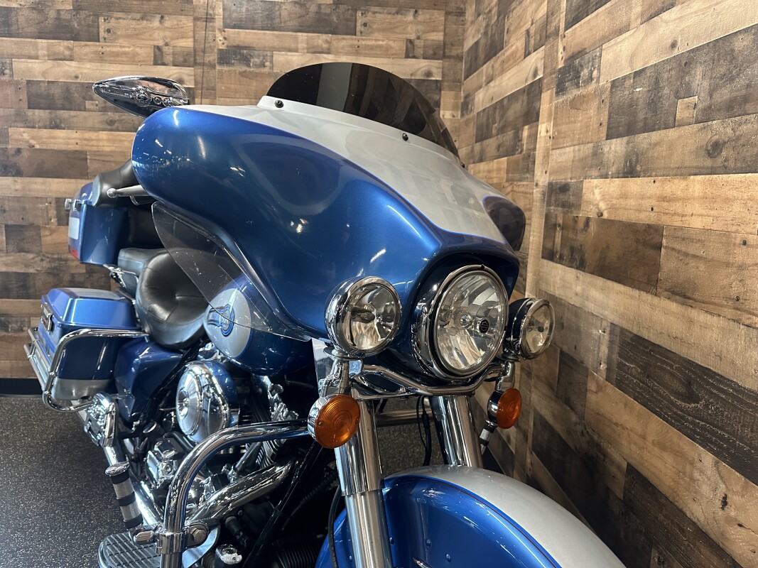 2005 Harley-Davidson Electra Glide Classic Chopper Blue Pearl and Brilliant Silver Pearl FLHTC - Photo 3