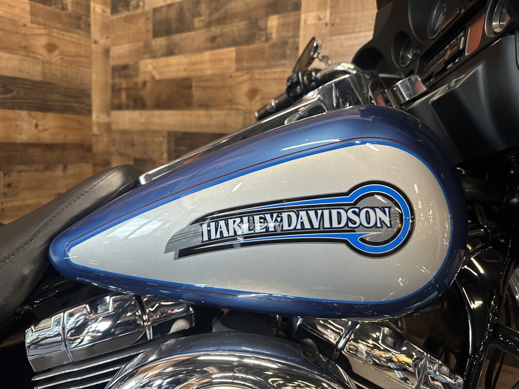 2005 Harley-Davidson Electra Glide Classic Chopper Blue Pearl and Brilliant Silver Pearl FLHTC - Photo 6