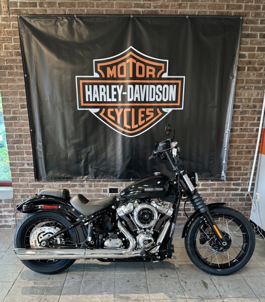 2025 Harley-Davidson® Street Bob® FXBB Vivid Black w/Laced Wheels
