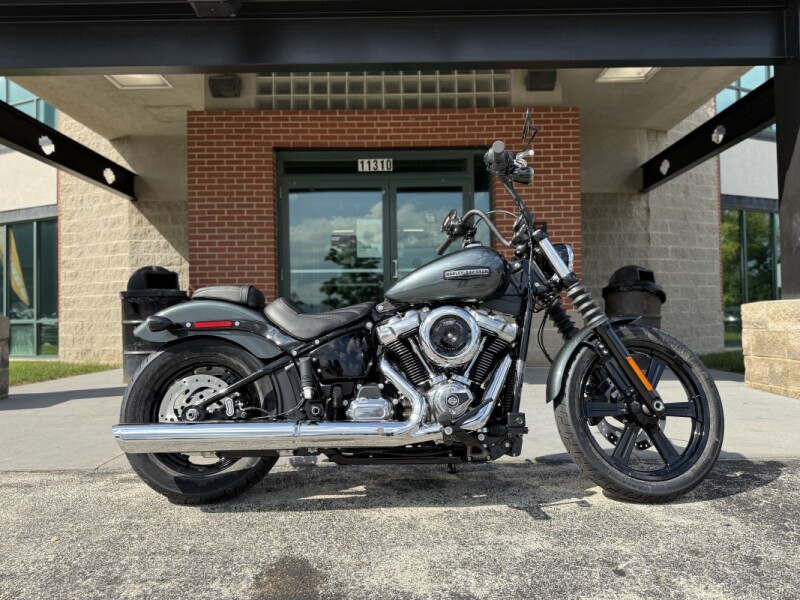2025 Harley-Davidson® Street Bob® Iron Horse Metallic w/Laced Wheels